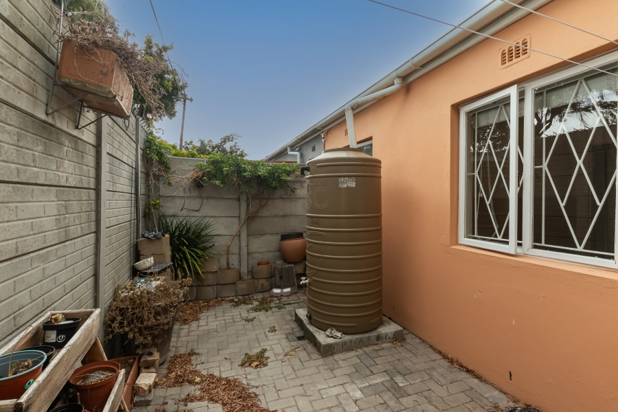 To Let 2 Bedroom Property for Rent in Claremont Village Western Cape